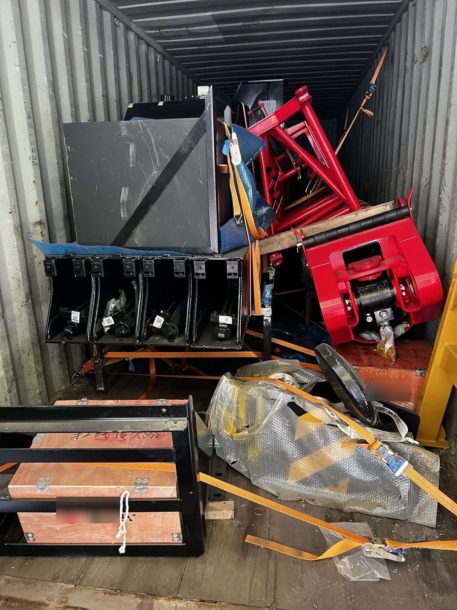 Container with mobile crane parts: the load has shifted, straps are slack, components lie unsecured