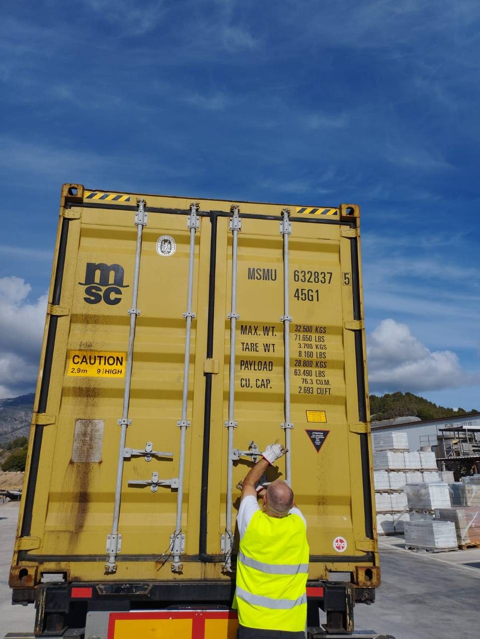 Табличка вантажопідйомності контейнера: PAYLOAD 28 800 KGS