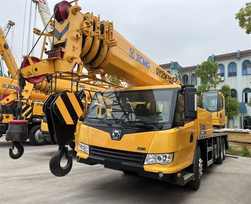 Автокран XCMG QY25K5C на майданчику в Китаї
