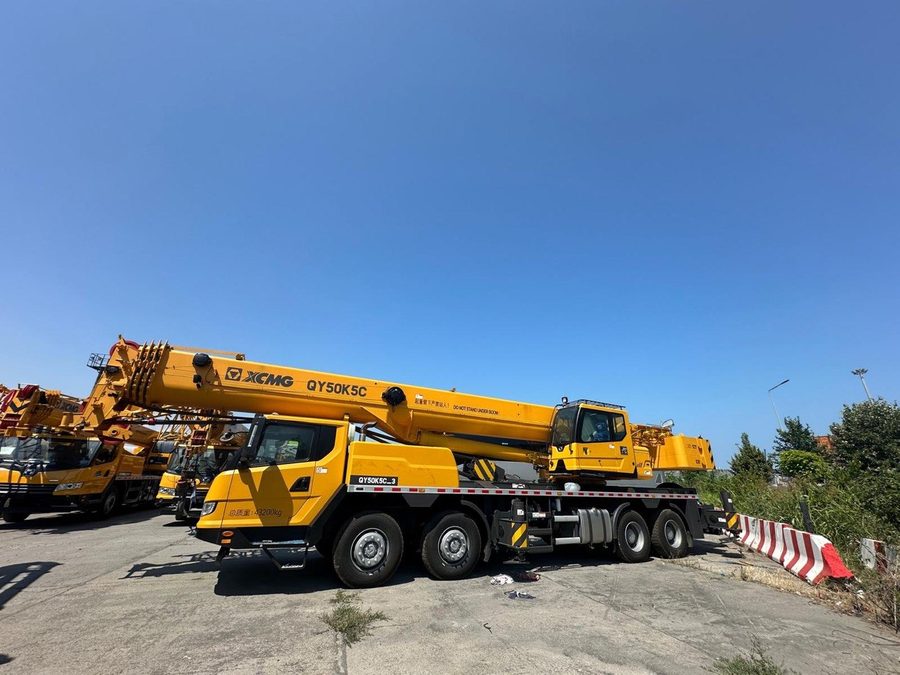 Новий автокран XCMG QY50K5C на майданчику в Китаї